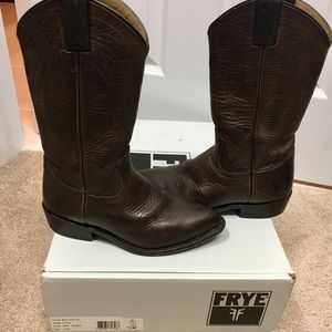 Billy pull on Frye boots in excellent condition.